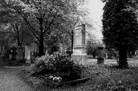 Grabstätte im Alten Südfriedhof München unter Bäumen